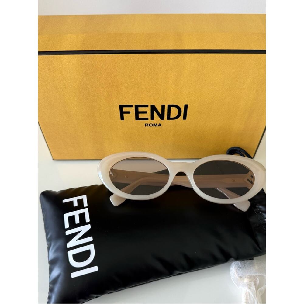 NEW!!! FENDI women oval sunglasses FE40140U 57E Authentic - Picture 1 of 6